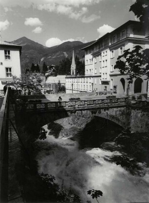 Blick auf Bad Hofgastein mit ihrem Fluß, die Gasteiner Ache