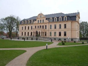Ribbeck - Schloss : Das erneuerte historische Schloßgebäude. Aufgenommen am 17. April 2011 in Ribbeck im Havelland