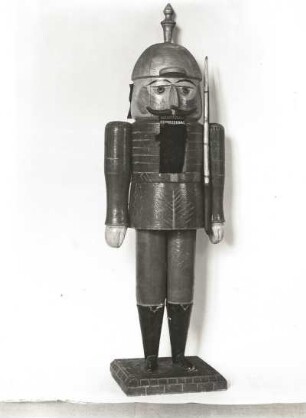 Nußknacker mit Pickelhaube : Nußknacker mit Pickelhaube (vor 1930; K. Füchtner). Holz, gedreht und geschnitzt; Höhe 68 cm. Dresden: Museum für Sächsische Volkskunst mit Puppentheatersammlung