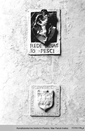 Grabplattenfragmente mit Wappen der Familien Pesci und Sogliani