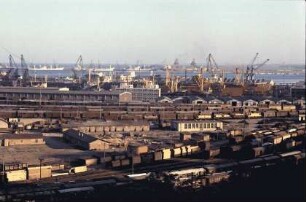 Konstanza [Constanta]: Güterbahnhof und Hafen vom Boulevard 1. Mai