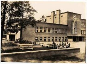 Waldschule, Hindenburg: Schulhof mit Baumbepflanzung und Gebäude