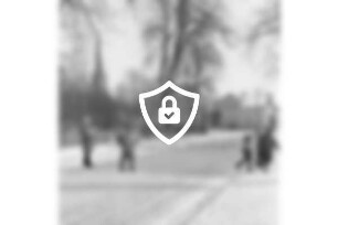 Salinenstrasse: Schülerlotsen im Winter, davor Kinder