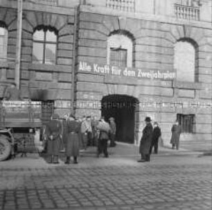 Lieferung von Mehl unter Polizeischutz