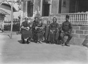 Gruppenportrait : Gruppenportrait zweier Kinder, dreier Frauen und eines Mannes.