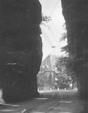 Blick durch die Externsteine auf die Pension "Victoria". Horn-Bad Meinberg. Sammlung Hilcher