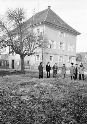 Rheinhausen: Pfarrhaus, Gartenseite, mit Teilnehmern