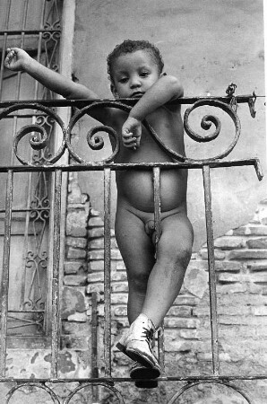 Kuba 1981. Kleiner Junge auf einem desolaten Balkon in der Altstadt von Santiago de Cuba