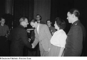 Preisverleihung beim Bezirksausscheid für Volkskunstgruppen 1954