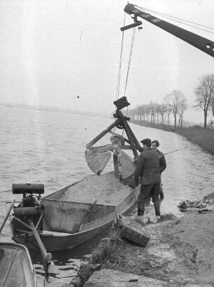 Fischerei in Peitz : Handwerkstechniken - Fischerei. Ort: Picnjo / Peitz. Im Frühjahr werden die Karpfenteiche mit Kalk ausgestreut.