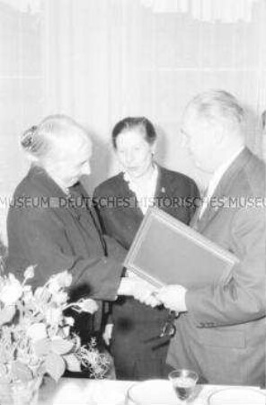 Ehrung von Eugénie Cotton durch den DFD im Haus der Frau in Berlin (Ost)