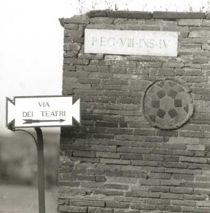 Pompeji. Antikes Straßenzeichen, Straßenbezeichnung der antiken Stadt und modernes Straßenhinweisschild
