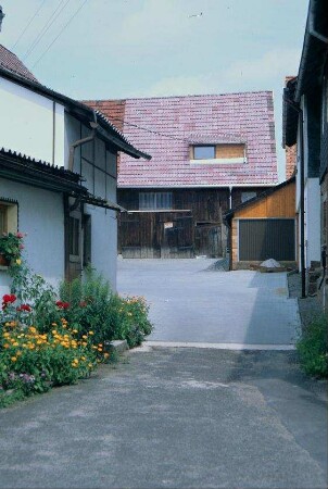 Blick in einen Hof, asphaltiert