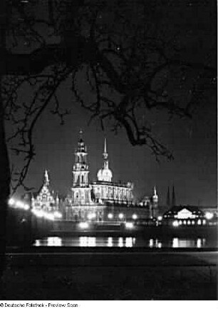 Dresden. Blick vom Neustädter Elbufer nach Süden auf Georgentor und Katholische Hofkirche bei Nacht
