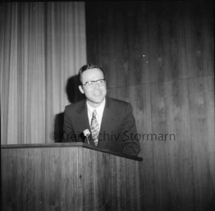 Becker-Birck, Hans-Henning: Wahl: Kreistagssitzungssaal: Vorstellungsrede am Rednerpult: 30. Mai 1975