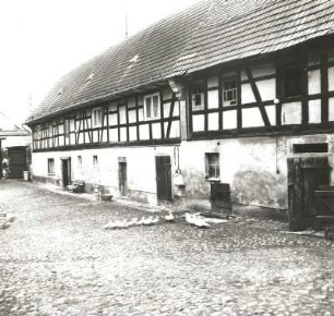 Thräna (Kreis Leipziger Land). Ehemaliger Vierseithof, Hauptstraße 5, um 1800 und um 1900. Hofansicht des Wohnstallhauses