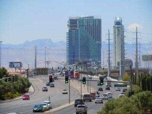 Straßenszene am Las Vegas Boulevard : Beiderseits des ca. 6 Kilometer langen Las Vegas Boulevard ("the strip") stehen die Hochhaushotels und Vergnügungsstätten der Spielerstadt, aufgenommen in Las Vegas am 9. August 2012