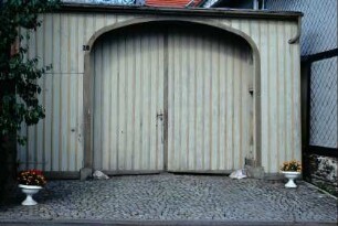 überdachter Torbogen, Tor mit Dachrinne ausgerüstet