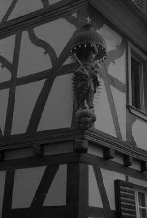 Unkel: Heiligenfigur am Fachwerkhaus