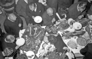 Lörrach: kaltes Buffet im Gasthaus Hirschen; von oben; mit Gästen