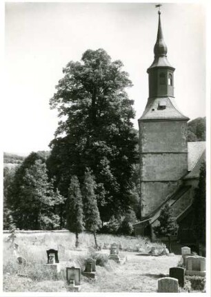 Liebstadt, Blick über den Friedhof auf den Turm der Stadtkirche