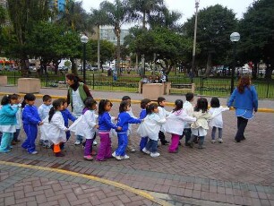 Lima - Miraflores - Gruppe von Kleinstkindern im Park : Kleinstkinder werden von zwei Erzieherinnen durch einen Park geführt. Aufgenommen am 8. September 2011 im Vorort Miraflores am Pazifik