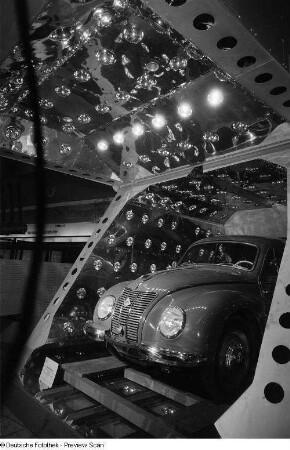 PKW des IFA in einer mit Lampen ausstaffierten Kammer auf der Leipziger Herbstmesse 1954