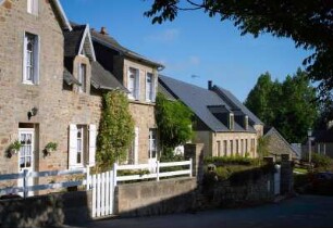 Frankreich. Basse Normandie. Manche. Omonville la Petite. Typische Steinhäuser