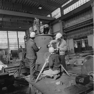 Rudisleben. VEB Chemieanlagenbau Erfurt - Rudisleben. Werkhalle, Behälterbau. Mitglieder des betrieblichen Filmzirkels bei Dreharbeiten mit der Schmalfilmkamera