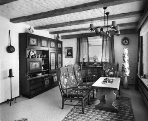 Möbelaufnahmen. Wohnzimmer im "altdeutschen Stil"