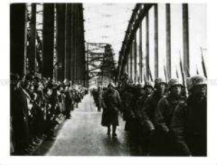 Deutsche Wehrmacht marschiert über die Rheinbrücke nach Köln
