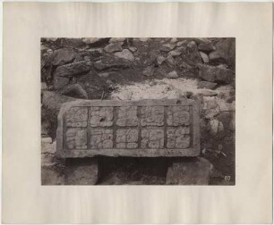 Altar K, Ostseite. Auf der Vorderseite von Mound 6.