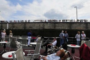Passagiere eines Kreuzfahrtschiffes : Deutsche Passagiere liegen auf dem Sonnendeck eines Donau-Kreuzfahrtschiffes. Aufgenommen im Juni 2011