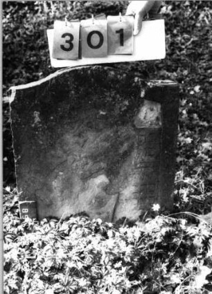 Grabstein 301 (Index: 99791936) Zustand: Fragment Maße HxBxT: 123x52x12 cm Besonderheit: kein Formblatt vorhanden: Grabstein 301