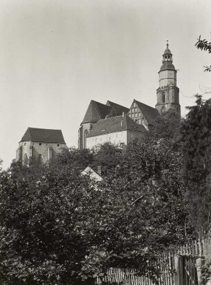 Stadtkirche St. Marien : Katechismuskirche (14. Jh.) und Stadtkirche St. Marien (um 1400). Blick von Nordosten aus dem Herrental