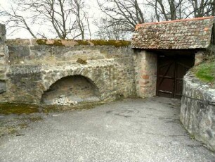 (ehemalige Jakobuskirche)-Kirchhof im Südwesten mit Toranlage und Kirchhofmauer nach Süden (Steinbrüstung erhalten-hölzerner Wehrgang im 18 Jh abgetragen)