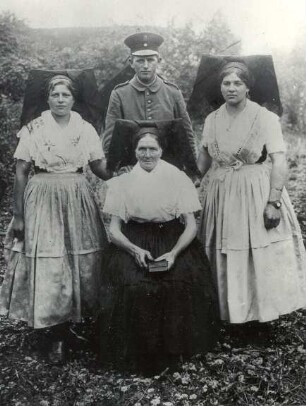 Sonntagstracht aus Byhleguhre : Kleidung - niedersorbische Tracht. Ort: Běła Góra / Byhleguhre. Sonntagstracht bis zum Ende des Ersten Weltkrieges. (Nach dem Ersten Weltkrieg war die Kleidung kürzer und die Schürzen heller und teilweise bestickt.)