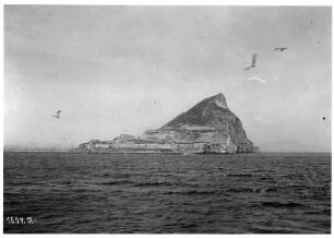 Gibraltar. Küste mit Upper Rock, Leuchtturm und Verteidigungsanlage. Blick von einem Hochseepassagierdampfer (?)