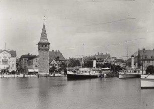 Lindau (Bodensee), Blick von der Löwenmole zum Hafenplatz mit dem Alten Leuchturm (Mangturm)