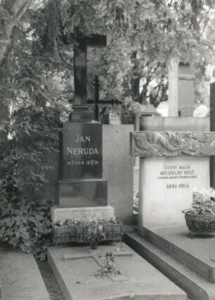 Grabmal für den Schriftsteller Jan Neruda (1834-1891) : Grabmal für den Schriftsteller Jan Neruda (1834-1891). Diorit (?). Prag-Vyšehrad, Friedhof Vyšehrad