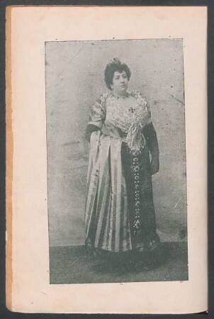 [Mujer en traje - Fotografía]