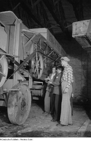 Einweisung in die Technik einer landwirtschaftlichen Maschine