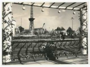 Gartenschau Sommerblumen am Funkturm, Berlin: Blick durch die Pergola auf das Ausstellungsgelände mit Sommerblumen und Funkturm
