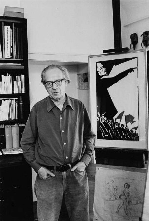 Der Grafiker Herbert Sandberg in seiner Wohnung vor seinen Werken