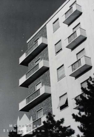 Genua. Wohnhaus mit Balkons (Balkonserie)