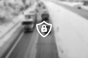 Bundesautobahn 1: bei Großhansdorf: Blick von der Brücke Sieker Landstraße Richtung Norden auf Fahrbahnen mit Pkws und Lkws: hinten rechts Ausfahrt Ahrensburg: links Büsche an Lärmschutzwand: Schnee: Winter: 3. Februar 1998