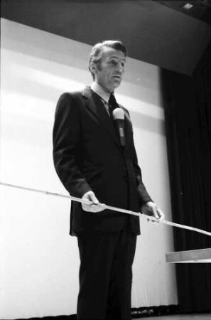 32. Tagung 1982 Physiker; Eröffnung am 26.06.82: Ivar Giaever mit Stock