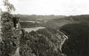 Sächsische Schweiz. Großstein (Aussichtskanzel) gegen Kirnitzschtal mit Felsenmühle und Großen Zschand