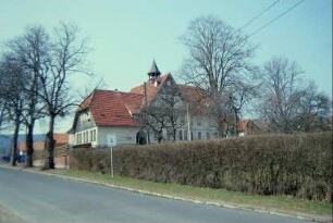 Schulgebäude mit Dachreiter und Uhr