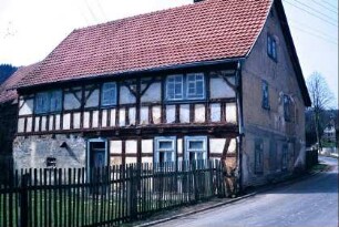 Fachwerkhaus, mit "Thüringer Leiter" in der Traufseite, sehr alte Fenster
